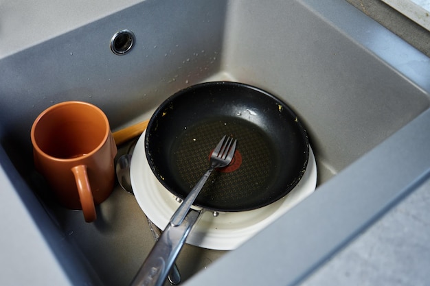 Pratos sujos não lavados na pia da cozinha