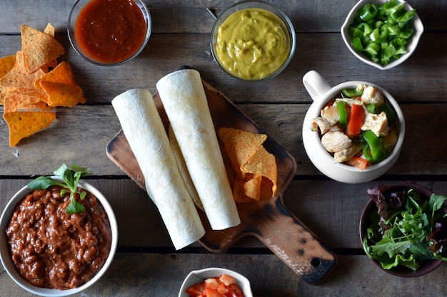Pratos típicos do México fizeram guacamole, chili com carne, frango, legumes e nachos
