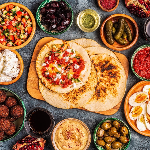 Pratos tradicionais da culinária israelense e do Oriente Médio - malavach com recheios diversos, vista de cima.