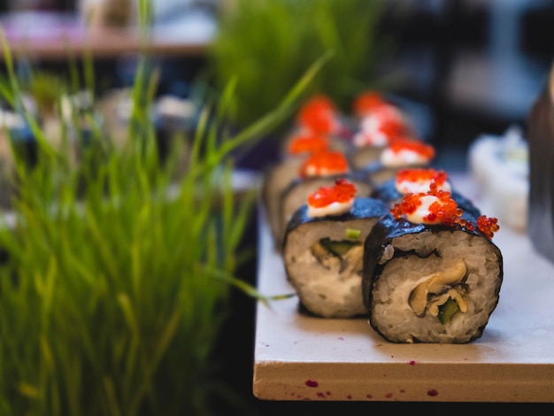 Pratos tradicionais de sushi japonês em um buffet de hotel