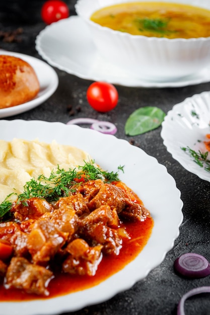 Pratos tradicionais nacionais do cazaquistão salada de beterraba borscht cazaque com nozes xcozido de carne bovina ou de cordeiro