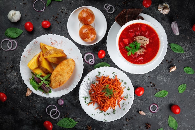 Pratos tradicionais nacionais do Cazaquistão Salada de beterraba borscht cazaque com nozes xCozido de carne bovina ou de cordeiro