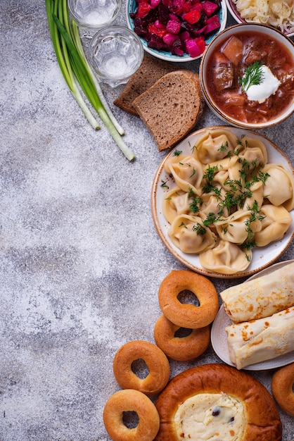 Foto pratos tradicionais russos, doces e vodka