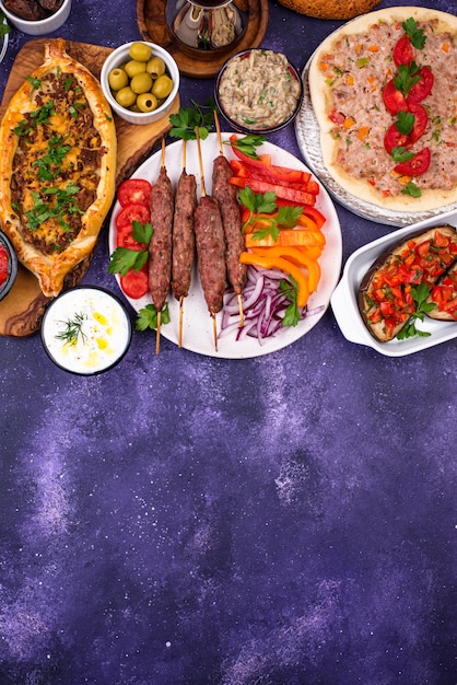 Pratos tradicionais turcos ou do oriente médio. kebab, meze, pide, lahmajoun, chá e café