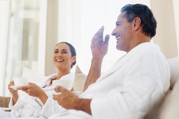 Prazer completo em nosso dia de spa Foto de um casal maduro e amoroso desfrutando de uma bebida enquanto relaxa juntos em um spa diurno