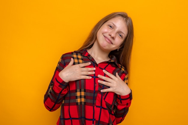 Prazer em colocar as mãos em si mesma linda garotinha de camisa vermelha