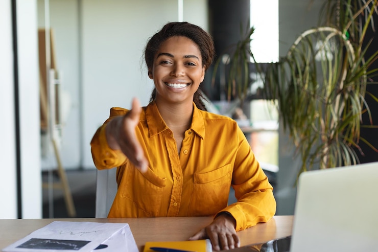 Foto prazer em conhecê-la feliz gerente de rh cumprimentando alguém após uma entrevista de emprego bem-sucedida no interior do escritório