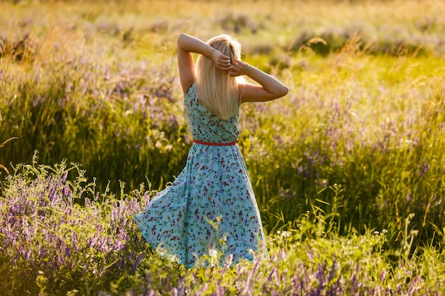 Prazer. Mulher feliz livre curtindo a natureza. Menina de beleza ao ar livre. Conceito de liberdade