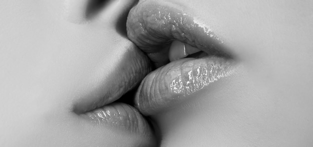Prazer oral Casal meninas beijando os lábios close-up Toque sensual beijando atividade sexual Preliminares quentes Cuidados com os lábios Educação sexual Lábios femininos molhados sensuais se beijando Beijo lésbico Prazeres lésbicos