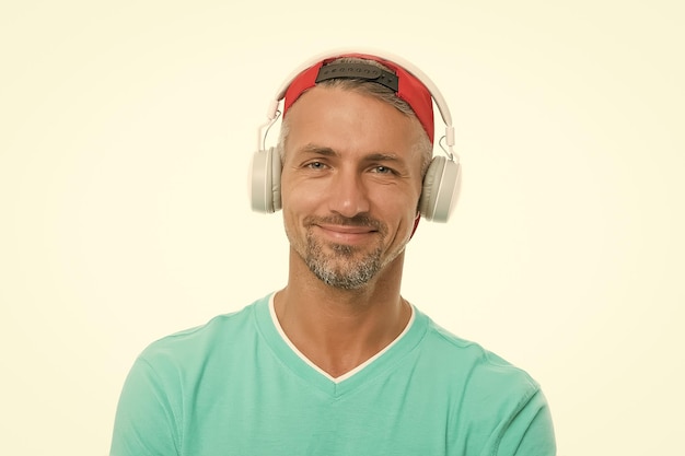 Prazer simples Desfrutando de livro de áudio Conceito de fones de ouvido moderno Educação em áudio Faixa de áudio Homem bonito com barba hipster ouvindo arquivo de áudio Ouvir música para motivação e inspiração