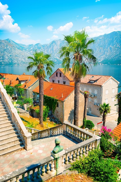 Prcanj, Montenegro A Baía de Kotor. Igreja da Natividade de t. Ele Virgem