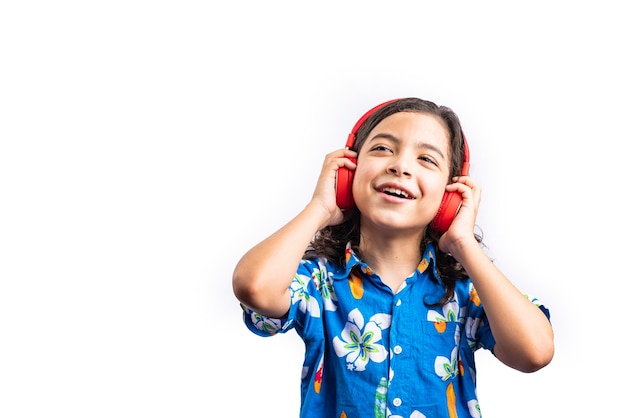 Foto pré-adolescente com autismo em fundo branco com fones de ouvido ouvindo música