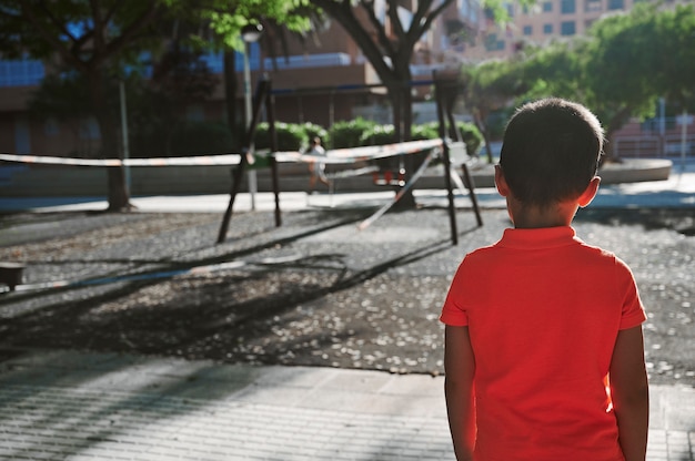 Precaución y prevención en los parques infantiles de la ciudad.