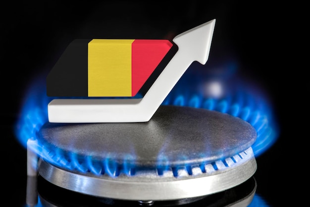 Precio del gas Aumento de los precios del gas en Bélgica Un quemador con una llama y una flecha hacia arriba pintada con los colores de la bandera de Bélgica El concepto de aumento de los precios del gas o la energía