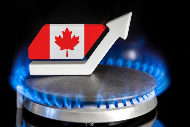 Precio del gas Aumento de los precios del gas en Canadá Un quemador con una llama y una flecha hacia arriba pintada con los colores de la bandera de Canadá El concepto de aumento de los precios del gas o la energía