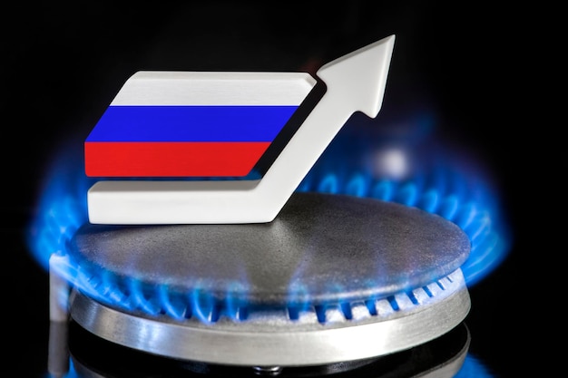 Precio del gas Aumento de los precios del gas ruso Un quemador con una llama y una flecha hacia arriba pintada con los colores de la bandera rusa El concepto de aumento de los precios del gas o la energía