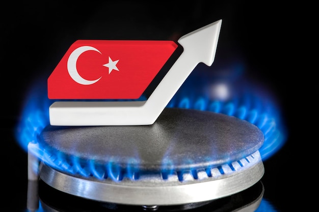 Precio del gas Aumento de los precios del gas en Turquía Un quemador con una llama y una flecha hacia arriba pintada con los colores de la bandera de Turquía El concepto de aumento de los precios del gas o la energía