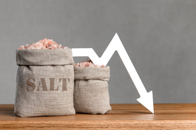 Precio de la sal Bolsa de sal y flecha del gráfico apuntando hacia arriba Escasez de sal y exportaciones