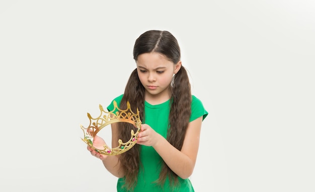 Precio del trono El niño usa una corona dorada símbolo de la princesa Niña soñando convertirse en princesa Dama linda princesita Concepto real Desarrollo infantil y crianza Privilegio escuela de élite