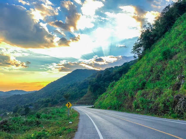 Preciosa carretera al atardecer.