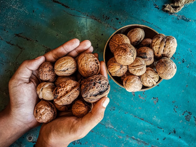 Preciosa composición con nueces sobre el cilicio. Nueces en la mesa o nuez en un tazón dorado con