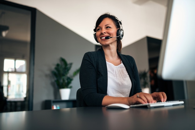 Preciosa consultora de call center en auriculares.