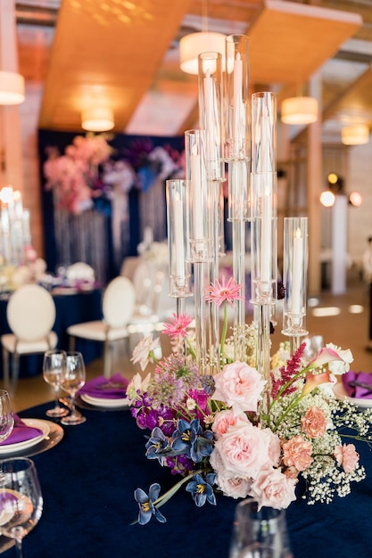 Preciosa decoración de boda en tonos azules y morados Decoración de mesa de boda flores platos vasos