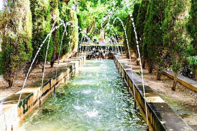 Preciosa fuente de agua en el jardín Huerto del Rey junto al Palacio Real de la Almudaina Palma