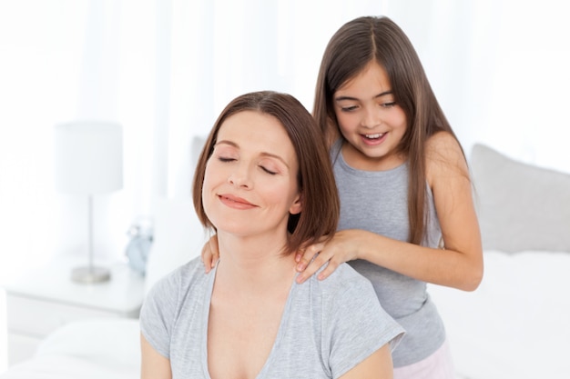 Preciosa hija cepillando su cabello de mujer