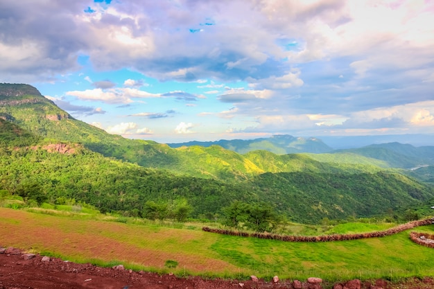 Foto preciosa montaña de campo verde y cielo azul en khao kor, tailandia
