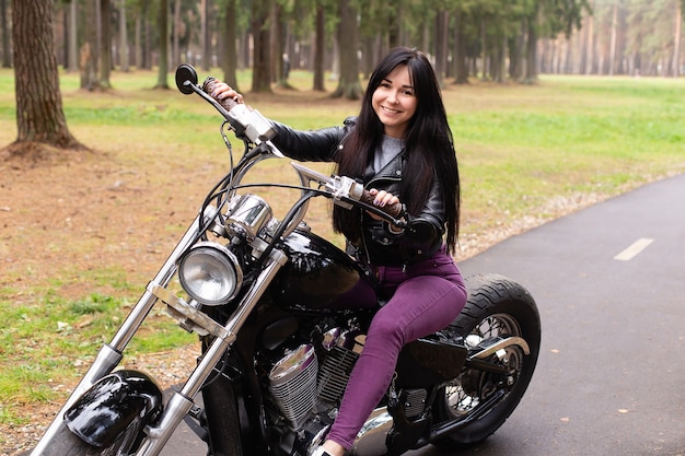 La preciosa morena en moto