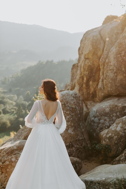 Preciosa novia rubia contra el telón de fondo de las montañas en Italia.