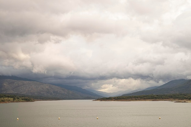 Preciosa panorámica del valle del Jerte desde el embalse de la ciudad de Plasencia con un cielo tormentoso muy nublado