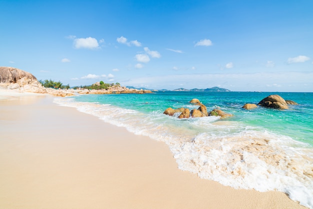 Preciosa playa tropical turquesa agua transparente rocas de roca únicas, Cam Ranh Nha Trang Vietnam destino de viaje de la costa sur este