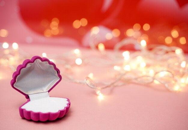 Preciosa tarjeta de invitación de San Valentín con corazones y papel tapiz rosa