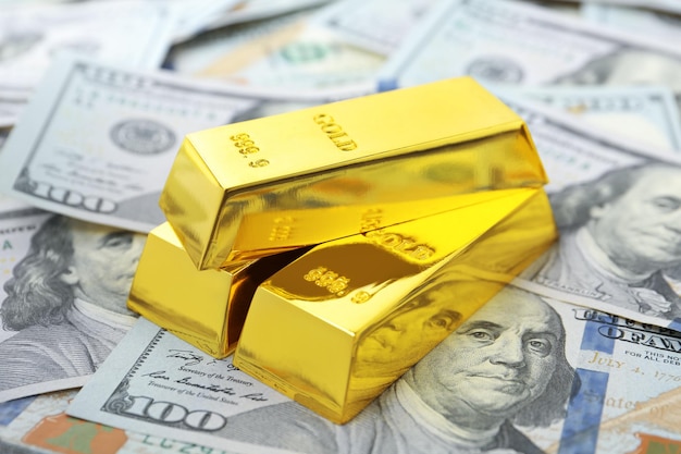 Preciosas barras de ouro brilhantes em notas de dólar