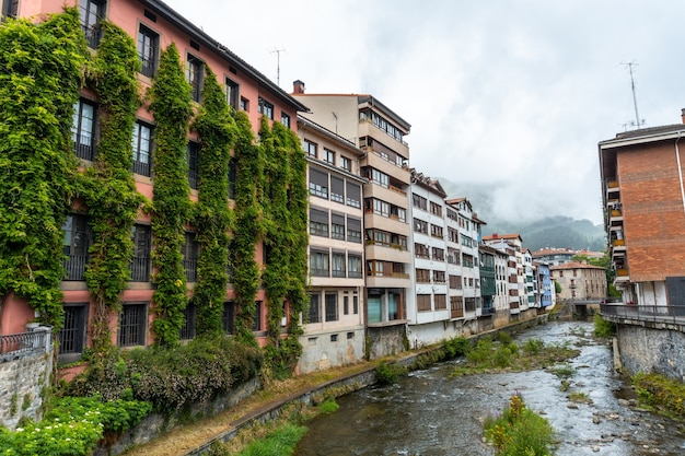 Preciosas casas tradicionales de la localidad de Azkoitia junto al río Urola, Gipuzkoa. país Vasco