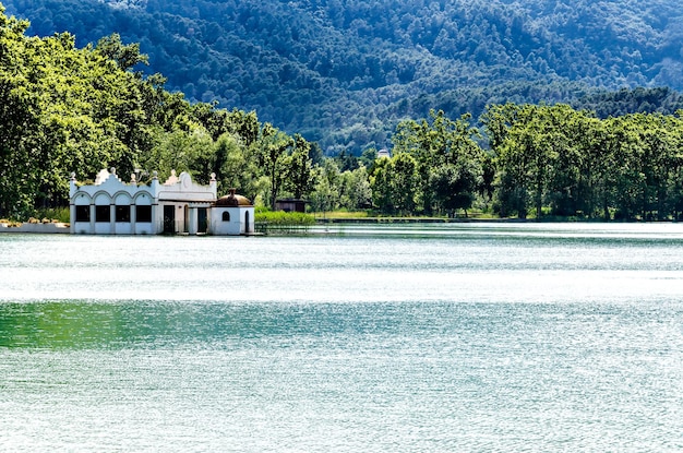 Preciosas vistas al lago de Banyoles (Banyoles) con las antiguas casas blancas de veraneo. Gerona, Cataluña.