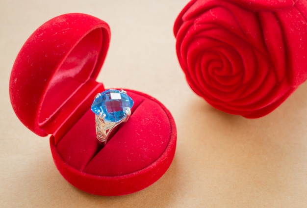 Foto precioso anillo de joyas clásicas de piedra preciosa.