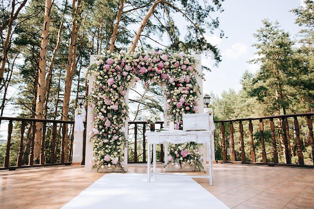 Precioso arco nupcial para la ceremonia nupcial decorado con flores frescas en un pinarx9