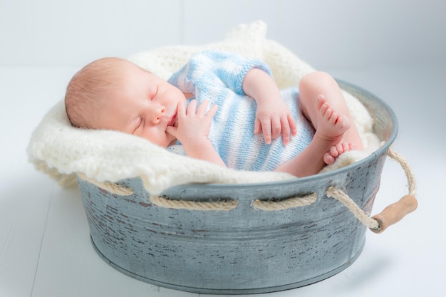 Precioso bebé recién nacido durmiendo en un pequeño baño