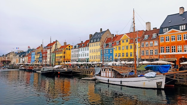 Precioso canal de Nyhavn en Kopenhagen