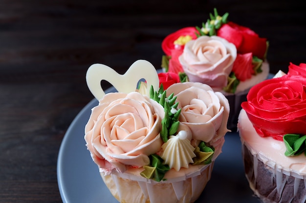 Precioso cupcake de glaseado de rosa rosa pastel en un plato