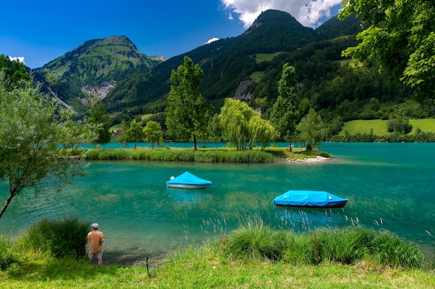 Precioso lago verde esmeralda Lungerersee en los Alpes suizos, cantón de Obwalden, Suiza