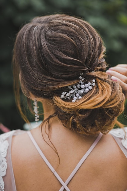 Foto precioso peinado de la novia con un adorno de cristal y perlas 255