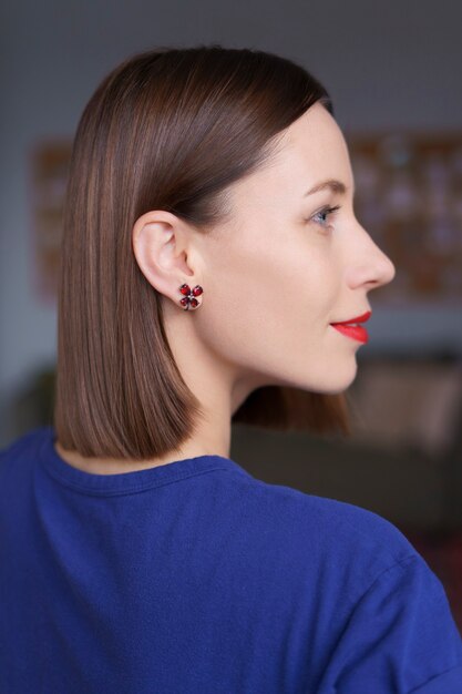 Foto precioso retrato de cerca de mujer caucásica con ojos azules, labios blancos y rojos, cabello natural