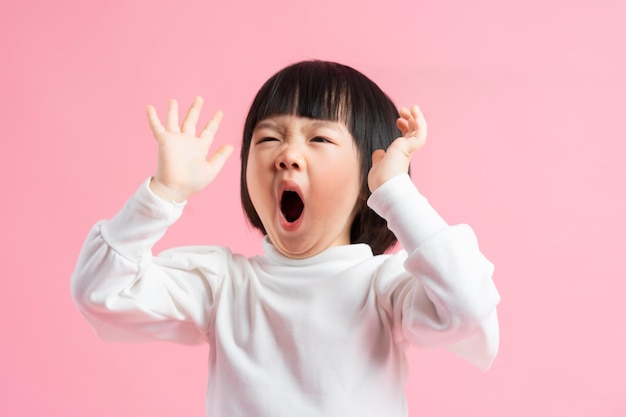 Precioso retrato de niña bebé aislado sobre fondo rosa