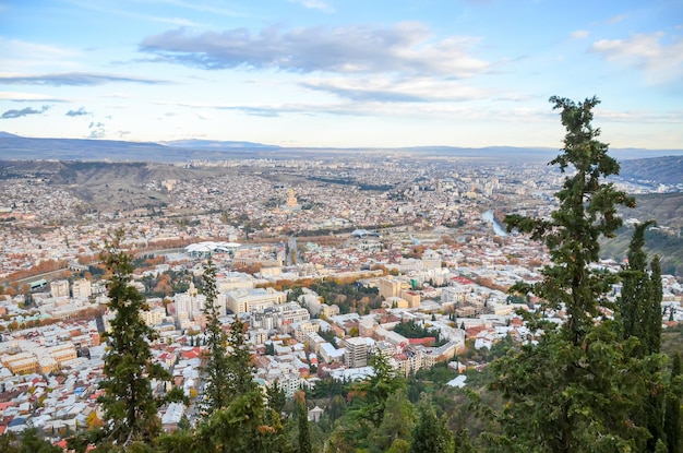 Precioso Tbilisi con la altura de vuelo del pájaro