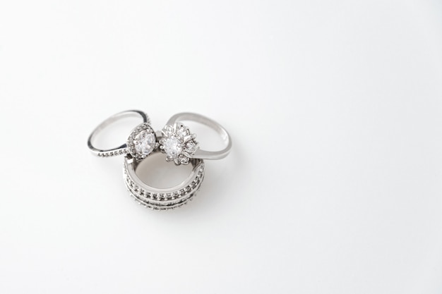 Preciosos anillos de plata con diamantes