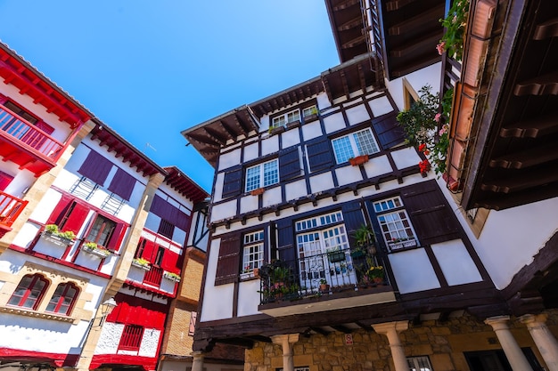 Preciosos colores de las casas tradicionales de Fuenterrabia u Hondarribia en el casco antiguo de Gipuzkoa